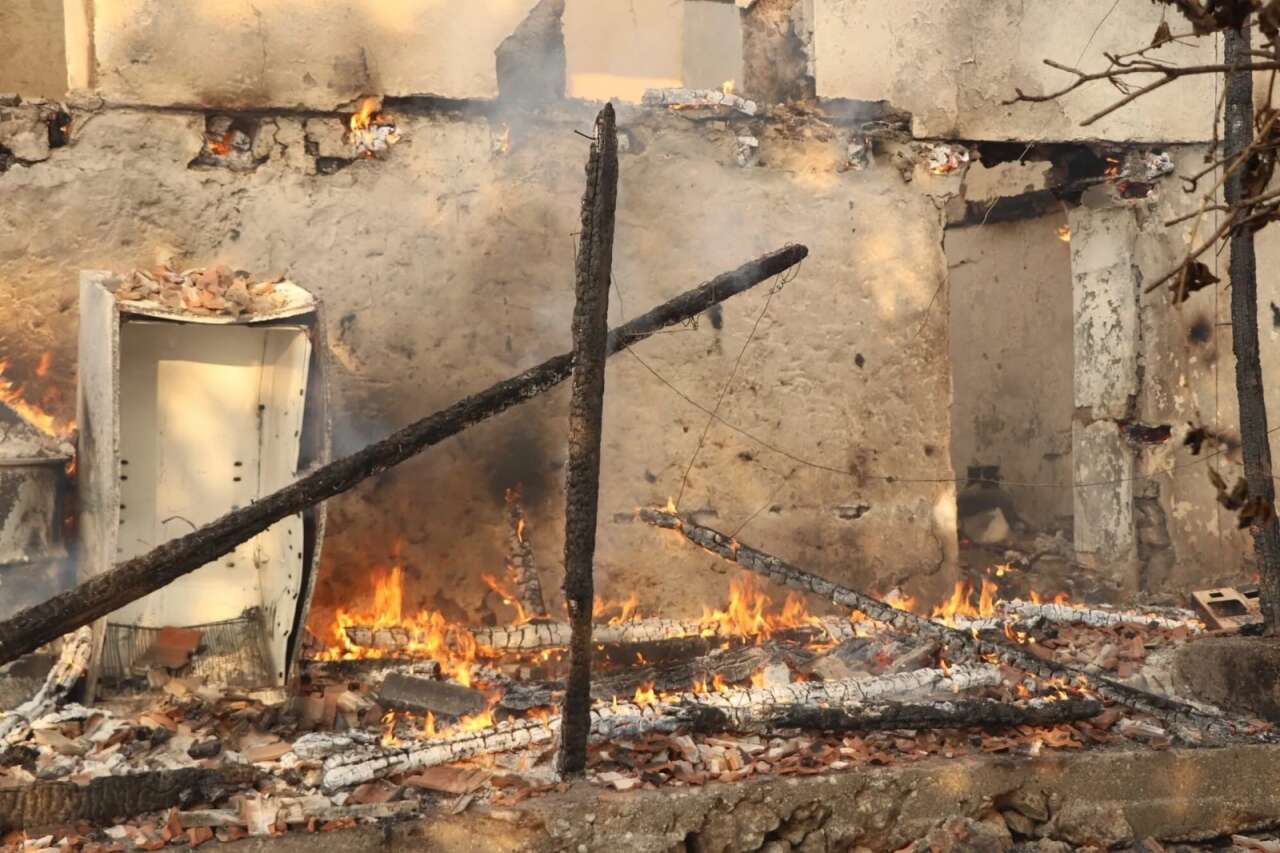 Fethiye'de Yangın Yerleşim Yerlerine Dayandı: Ahırdaki Hayvanlarını Güçlükle Kurtardılar 2